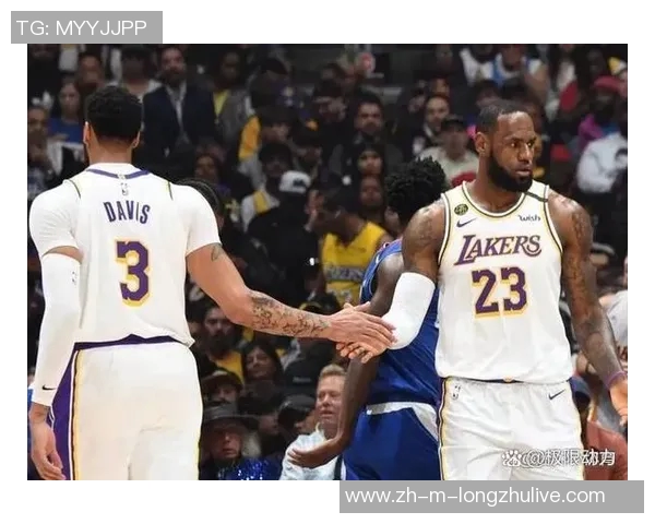 魔术队与湖人队激战正酣NBA赛场上演精彩对决引发球迷热议